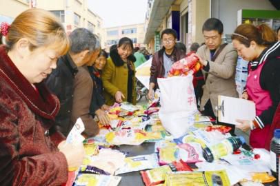 展會(huì)期間農(nóng)民踴躍購(gòu)種。
