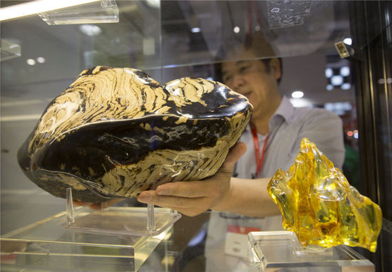 2016年5月5日，上海。2016上海國(guó)際珠寶首飾展覽會(huì)，在上海世博展覽館開(kāi)幕。據(jù)悉，2015年，我國(guó)黃金珠寶首飾業(yè)終端零售超過(guò)了5000億人民幣，呈現(xiàn)增長(zhǎng)勢(shì)頭。本屆展覽吸引了國(guó)內(nèi)外優(yōu)質(zhì)珠寶商齊聚申城，為時(shí)尚之都獻(xiàn)上一場(chǎng)珠寶界的視覺(jué)狂歡，規(guī)模創(chuàng)歷年之最。市民可以領(lǐng)略最前沿的國(guó)際珠寶流行趨勢(shì)，欣賞最罕見(jiàn)的世界收藏級(jí)珠寶。[!--empirenews.page--]