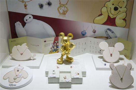 2016年5月5日，上海。2016上海國(guó)際珠寶首飾展覽會(huì)，在上海世博展覽館開(kāi)幕。據(jù)悉，2015年，我國(guó)黃金珠寶首飾業(yè)終端零售超過(guò)了5000億人民幣，呈現(xiàn)增長(zhǎng)勢(shì)頭。本屆展覽吸引了國(guó)內(nèi)外優(yōu)質(zhì)珠寶商齊聚申城，為時(shí)尚之都獻(xiàn)上一場(chǎng)珠寶界的視覺(jué)狂歡，規(guī)模創(chuàng)歷年之最。市民可以領(lǐng)略最前沿的國(guó)際珠寶流行趨勢(shì)，欣賞最罕見(jiàn)的世界收藏級(jí)珠寶。[!--empirenews.page--]