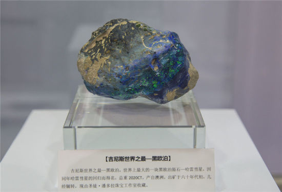 2016年5月5日，上海。2016上海國(guó)際珠寶首飾展覽會(huì)，在上海世博展覽館開(kāi)幕。據(jù)悉，2015年，我國(guó)黃金珠寶首飾業(yè)終端零售超過(guò)了5000億人民幣，呈現(xiàn)增長(zhǎng)勢(shì)頭。本屆展覽吸引了國(guó)內(nèi)外優(yōu)質(zhì)珠寶商齊聚申城，為時(shí)尚之都獻(xiàn)上一場(chǎng)珠寶界的視覺(jué)狂歡，規(guī)模創(chuàng)歷年之最。市民可以領(lǐng)略最前沿的國(guó)際珠寶流行趨勢(shì)，欣賞最罕見(jiàn)的世界收藏級(jí)珠寶。[!--empirenews.page--]