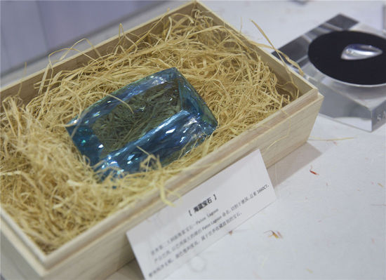 2016年5月5日，上海。2016上海國(guó)際珠寶首飾展覽會(huì)，在上海世博展覽館開(kāi)幕。據(jù)悉，2015年，我國(guó)黃金珠寶首飾業(yè)終端零售超過(guò)了5000億人民幣，呈現(xiàn)增長(zhǎng)勢(shì)頭。本屆展覽吸引了國(guó)內(nèi)外優(yōu)質(zhì)珠寶商齊聚申城，為時(shí)尚之都獻(xiàn)上一場(chǎng)珠寶界的視覺(jué)狂歡，規(guī)模創(chuàng)歷年之最。市民可以領(lǐng)略最前沿的國(guó)際珠寶流行趨勢(shì)，欣賞最罕見(jiàn)的世界收藏級(jí)珠寶。[!--empirenews.page--]