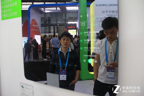 3M攜4K觸控及鏡面顯示屏亮相CES ASIA(圖4) 3M展出的鏡面顯示屏產(chǎn)品,該類產(chǎn)品可應(yīng)用于零售店鋪提升店鋪視覺品味